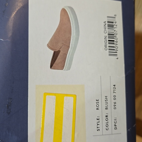 Universal Thread Shoes - Picture 2 of 5